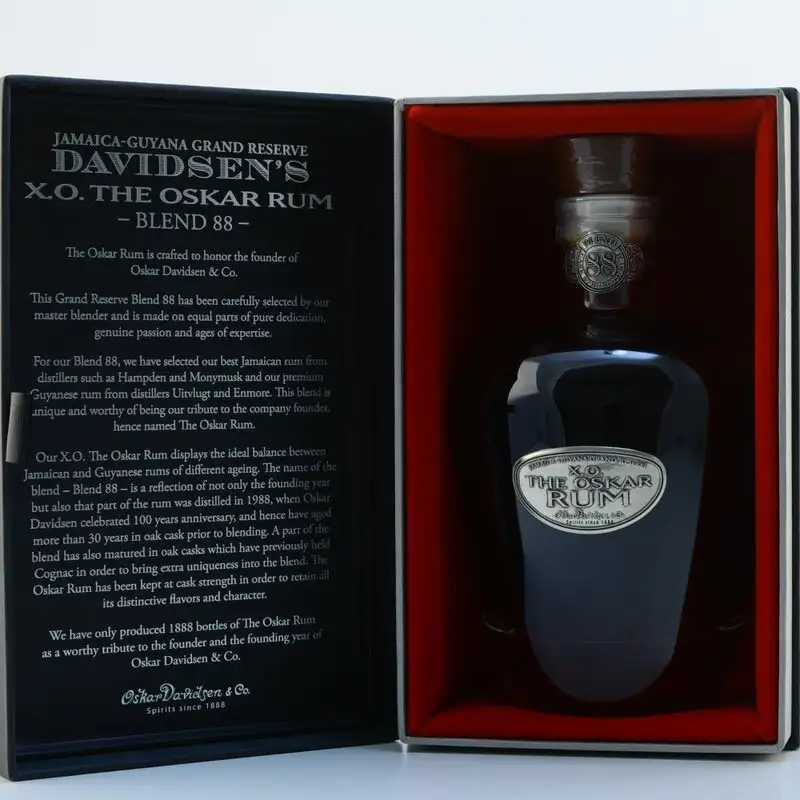 Image of the front of the bottle of the rum Davidsen‘s X.O. The Oskar Rum Blend No. 88